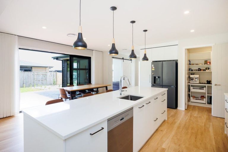 Photo of property in 27 Coutts Way, Fitzherbert, Palmerston North, 4410