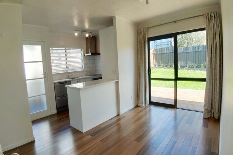 Photo of property in 2/1 Landsdale Place, Massey, Auckland, 0614