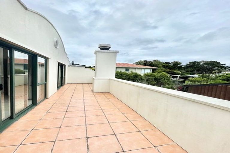 Photo of property in 1/881 East Coast Road, Northcross, Auckland, 0632