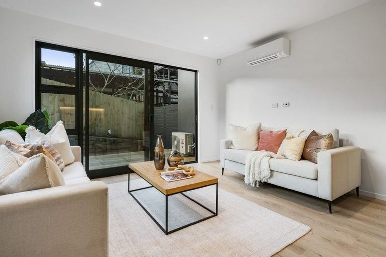 Photo of property in 43 Oteha Valley Road, Northcross, Auckland, 0632