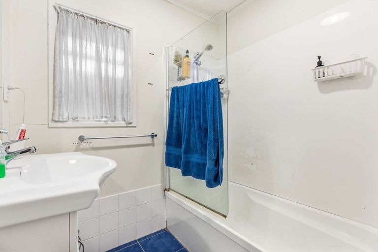 Photo of property in 10 Bishop Street, Green Bay, Auckland, 0604