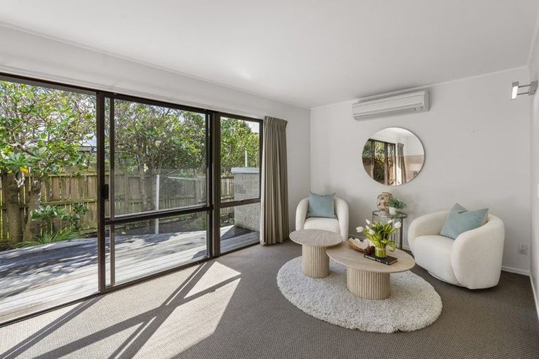 Photo of property in 2/5 Hanlon Crescent, Narrow Neck, Auckland, 0624