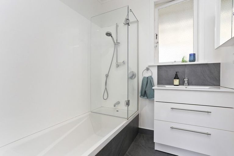 Photo of property in 39 Tahi Terrace, Glen Eden, Auckland, 0602