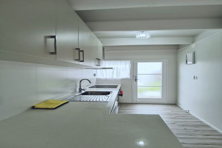 Photo of property in 2/39 Rathgar Road, Henderson, Auckland, 0610