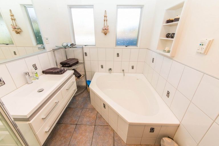 Photo of property in 114 Napier Road, Havelock North, 4130