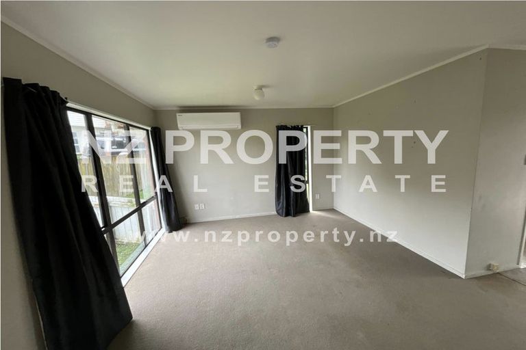 Photo of property in 13 Kearney Place, Massey, Auckland, 0614