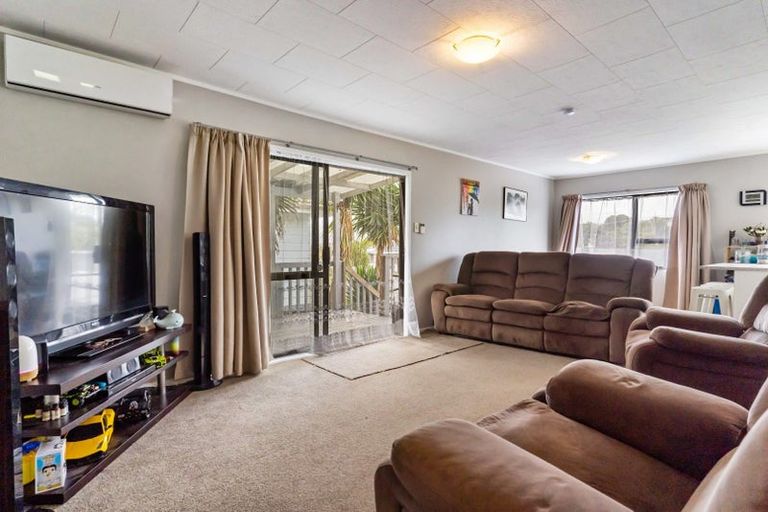 Photo of property in 2/20 Landsdale Place, Massey, Auckland, 0614