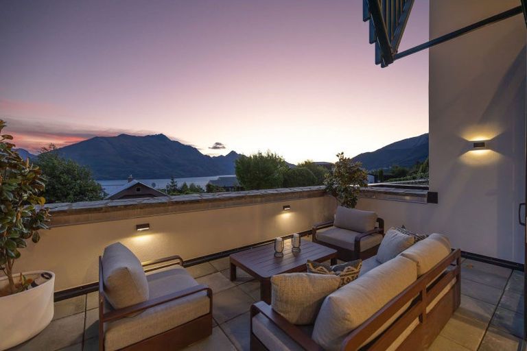 Photo of property in 14 Vancouver Drive, Queenstown, 9300