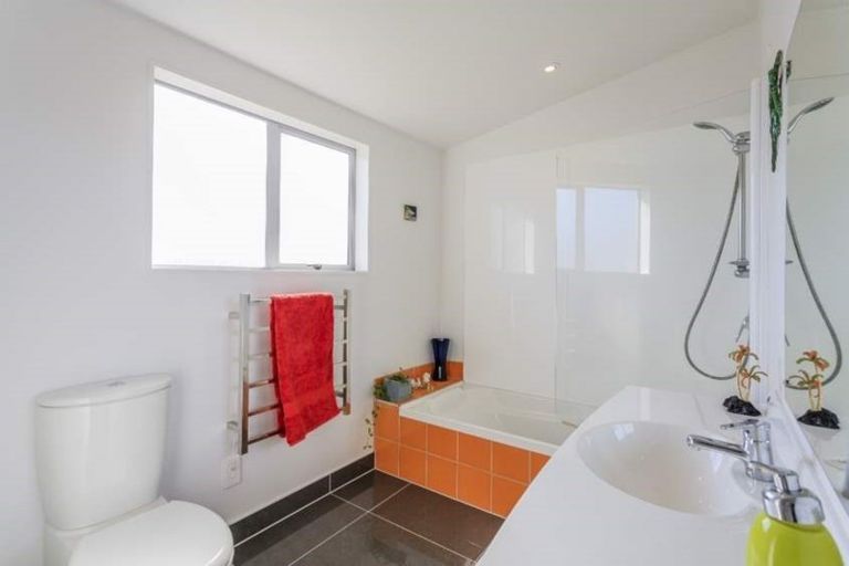 Photo of property in 21a James Street, Glenfield, Auckland, 0629