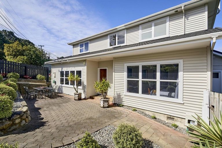 Photo of property in 2 Seaview Road, Paremata, Porirua, 5024