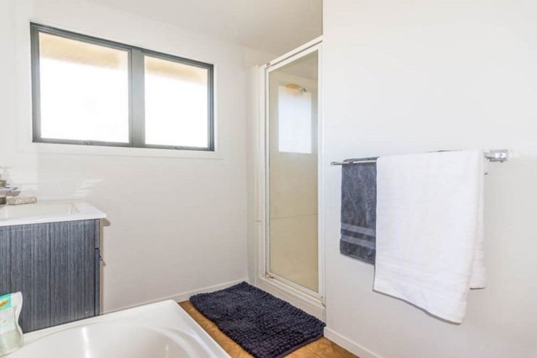 Photo of property in 33a Hutchinson Avenue, New Lynn, Auckland, 0600