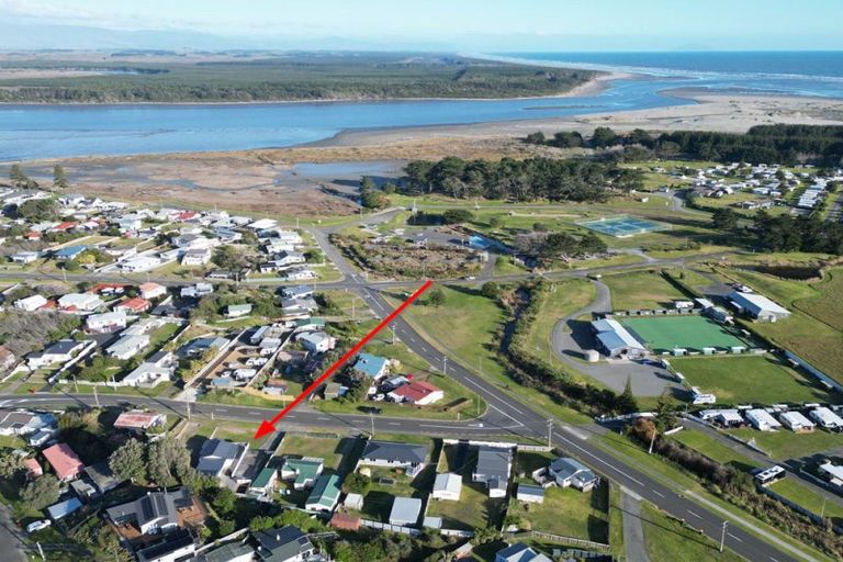 Photo of property in 53 Pratt Avenue, Foxton Beach, Foxton, 4815