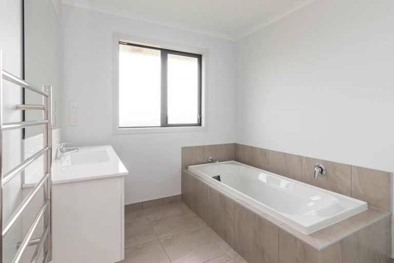 Photo of property in 35 Silicon Way, Fitzherbert, Palmerston North, 4410