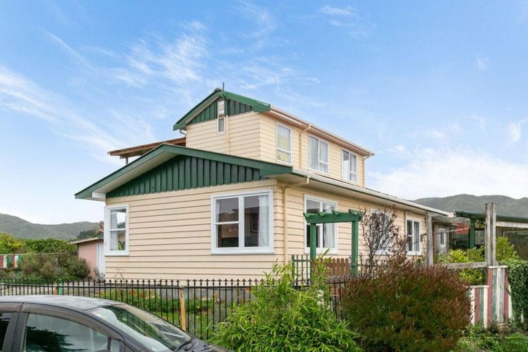 Photo of property in 12 Camrose Grove, Kingston, Wellington, 6021