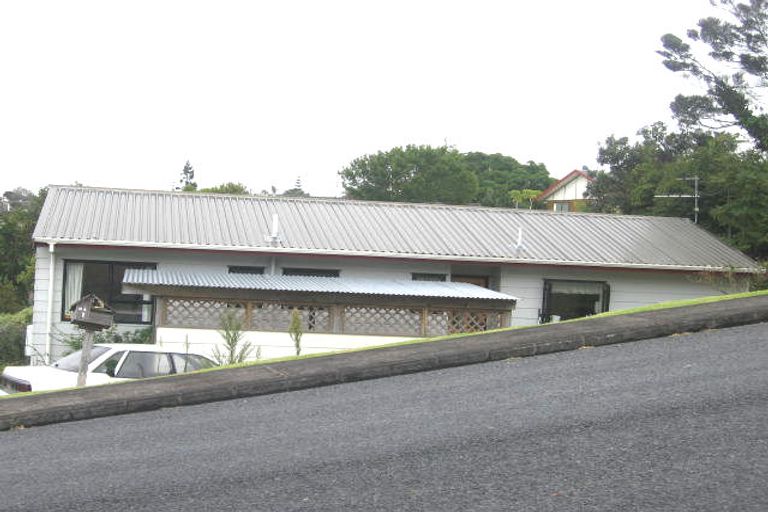 Photo of property in 1/1 Cheval Drive, Totara Vale, Auckland, 0629