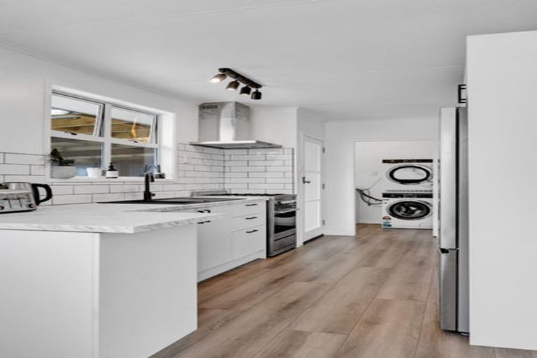 Photo of property in 16 Kauri Street, Merrilands, New Plymouth, 4312