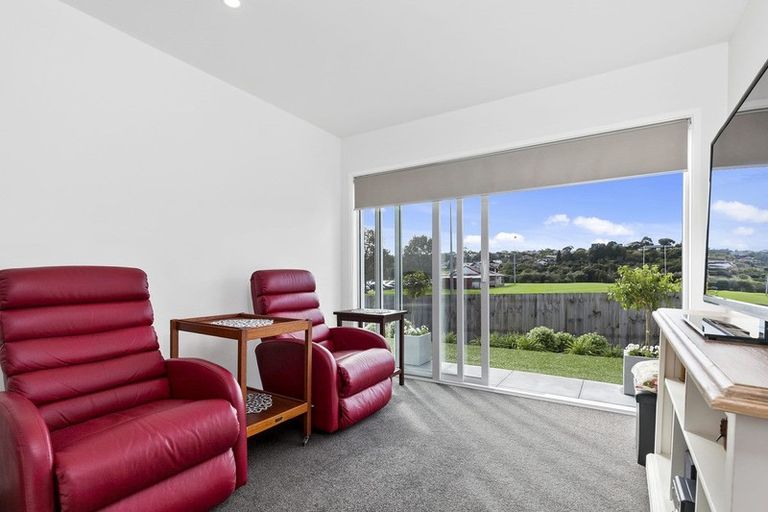Photo of property in 1 Pae Moana Place, Stanmore Bay, Whangaparaoa, 0932