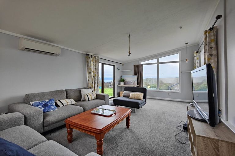 Photo of property in 48 Miles Crescent, Newlands, Wellington, 6037