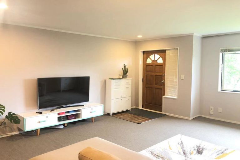 Photo of property in 33 Ginders Drive, Massey, Auckland, 0614