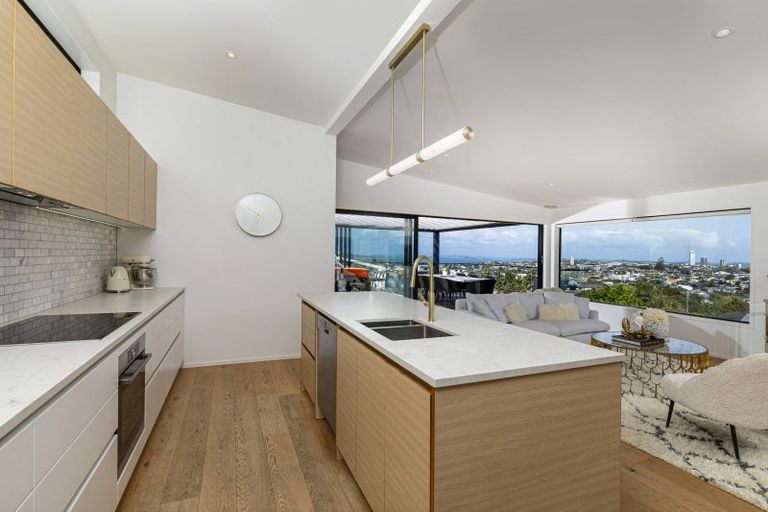 Photo of property in 20 Parr Terrace, Castor Bay, Auckland, 0620