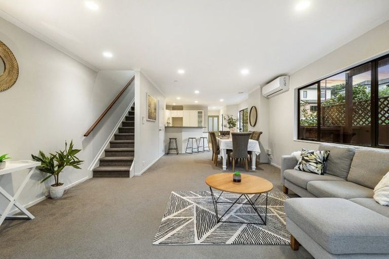 Photo of property in 1/6 Sunnydale Place, Oteha, Auckland, 0632