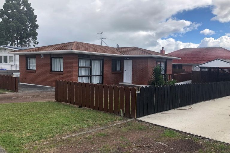 Photo of property in 28a Renata Crescent, Te Atatu Peninsula, Auckland, 0610