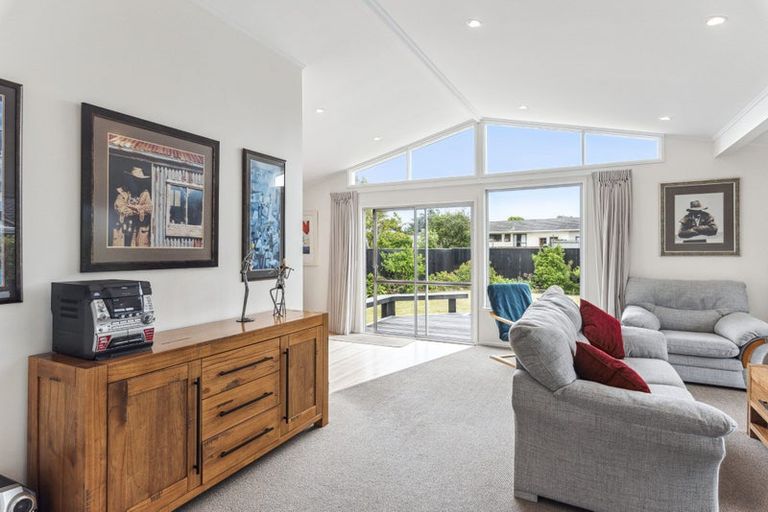 Photo of property in 11 Hadfield Place, Paraparaumu Beach, Paraparaumu, 5032
