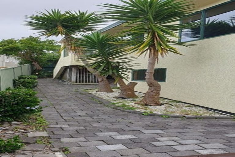 Photo of property in 2/150 Luckens Road, West Harbour, Auckland, 0618