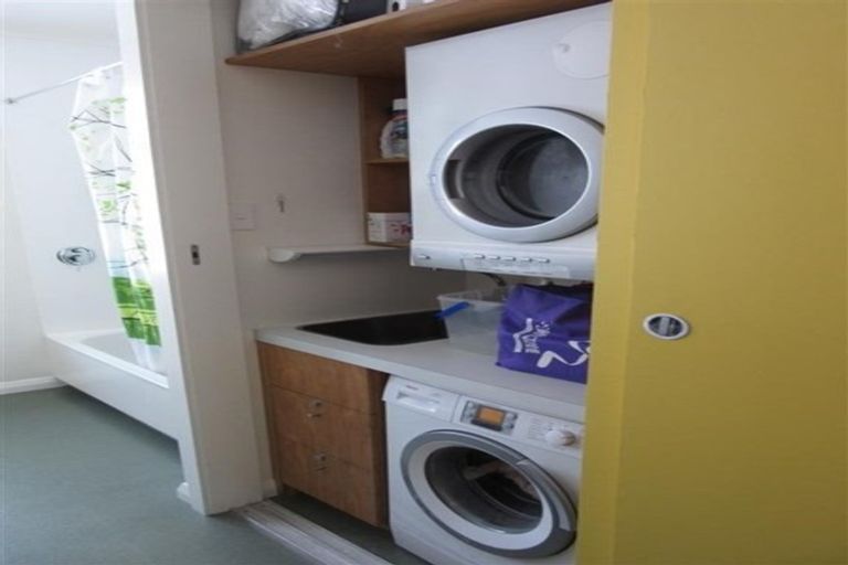 Photo of property in 104 Creswick Terrace, Northland, Wellington, 6012