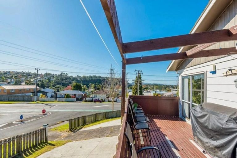 Photo of property in 2 Doone Place, Massey, Auckland, 0614