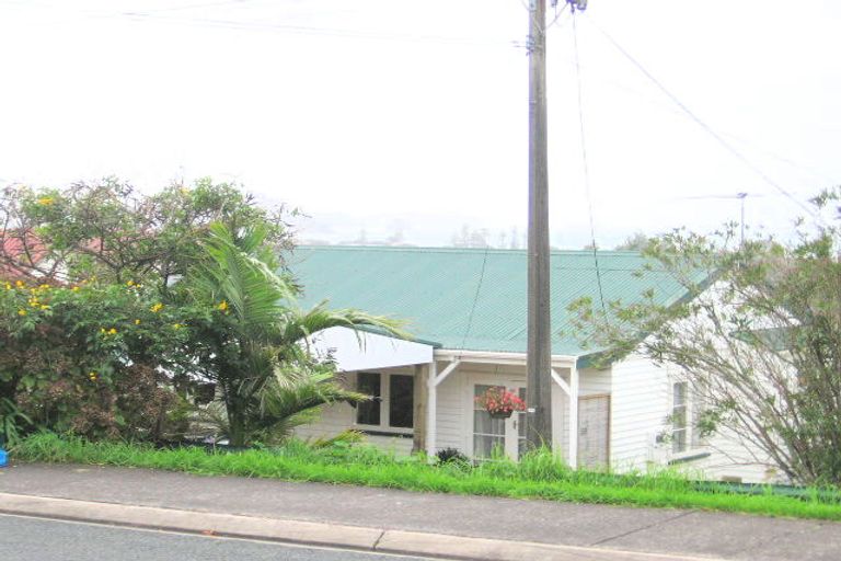 Photo of property in 9 Moffat Road, Red Beach, 0932