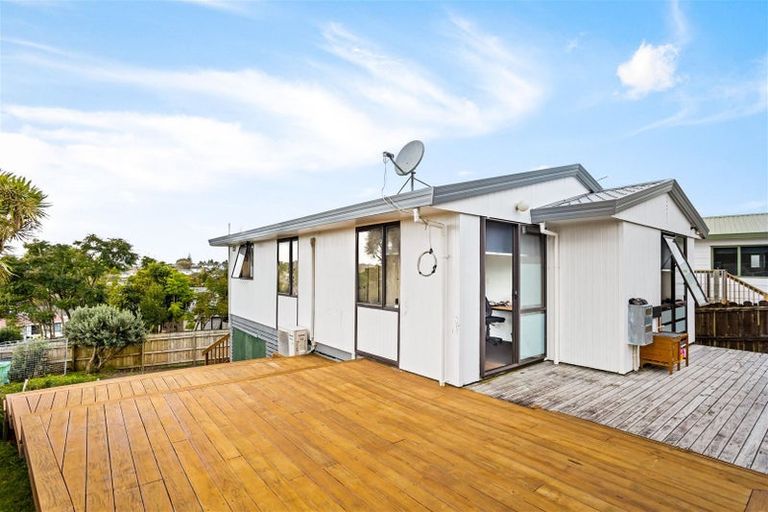 Photo of property in 3 Maywood Crescent, Glen Eden, Auckland, 0602