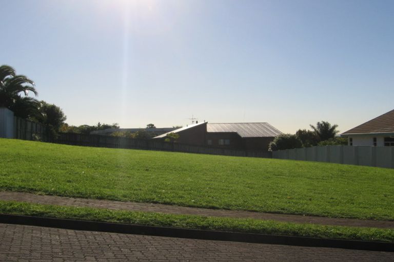 Photo of property in 4 Marguerita Place, West Harbour, Auckland, 0618