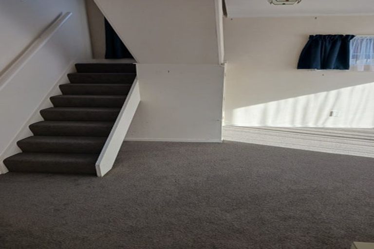 Photo of property in 2/15 Apu Crescent, Lyall Bay, Wellington, 6022