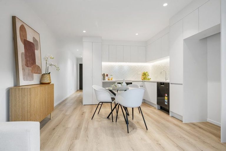 Photo of property in 43 Oteha Valley Road, Northcross, Auckland, 0632