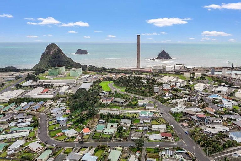 Photo of property in 37 Simons Street, Moturoa, New Plymouth, 4310