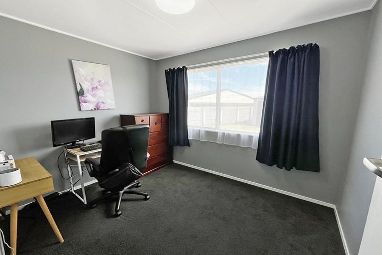 Photo of property in 26 Cumberland Place, Kelvin Grove, Palmerston North, 4414