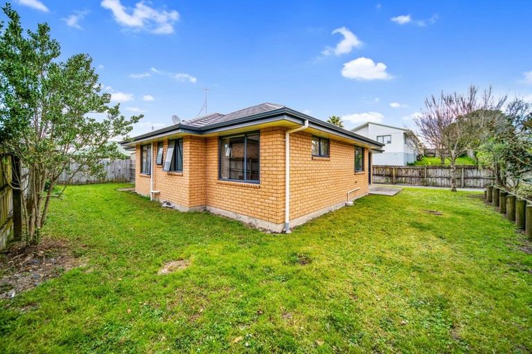 Photo of property in 35 Plumley Crescent, Mangere, Auckland, 2022