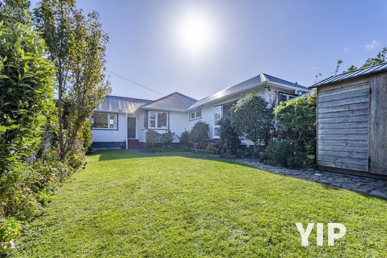 Photo of property in 10 Turville Crescent, Newlands, Wellington, 6037