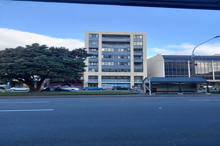 Photo of property in 17 Kent Terrace - Kent Apartments, 4e/16 Kent Terrace, Mount Victoria, Wellington, 6011