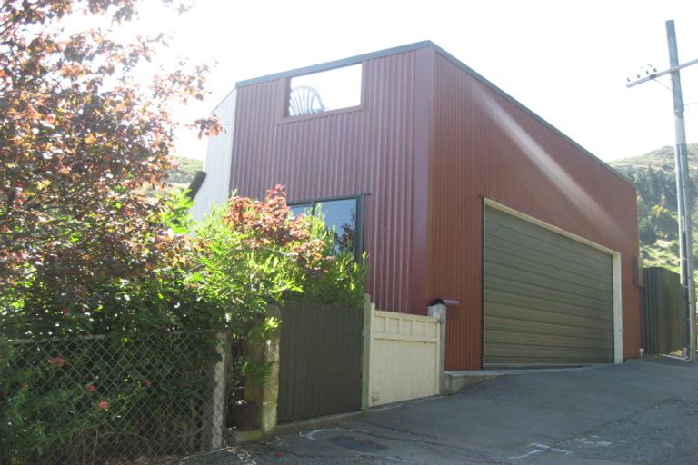 Photo of property in 17 Selwyn Road, Lyttelton, 8082