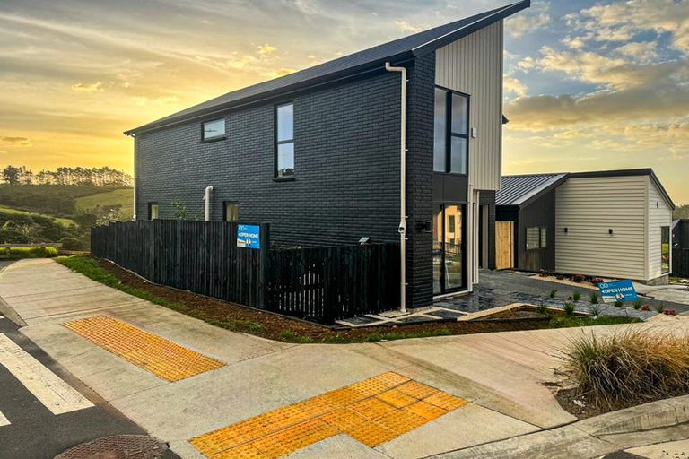 Photo of property in 37 Horokaka Street, Massey, 0614