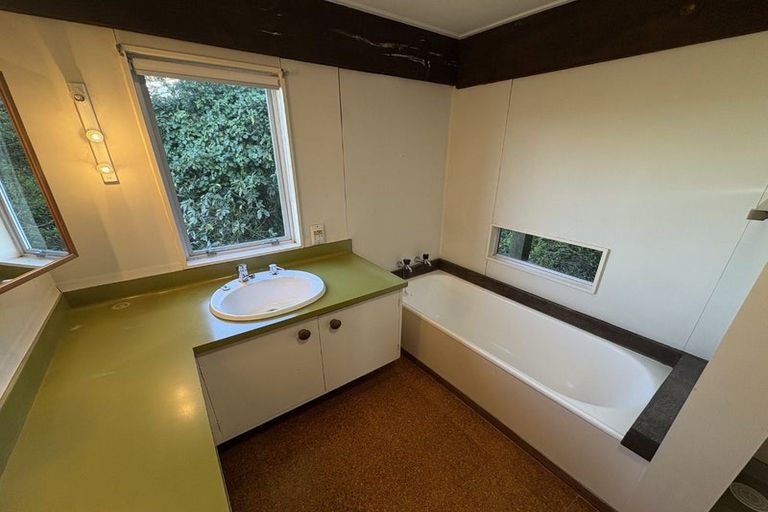 Photo of property in 28 Napier Street, Karaka Bays, Wellington, 6022