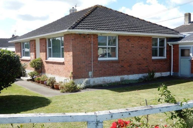 Photo of property in 2 Robbins Crescent, Hawera, 4610