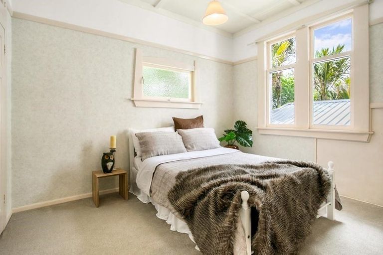 Photo of property in 2 Otitori Bay Road, Titirangi, Auckland, 0604