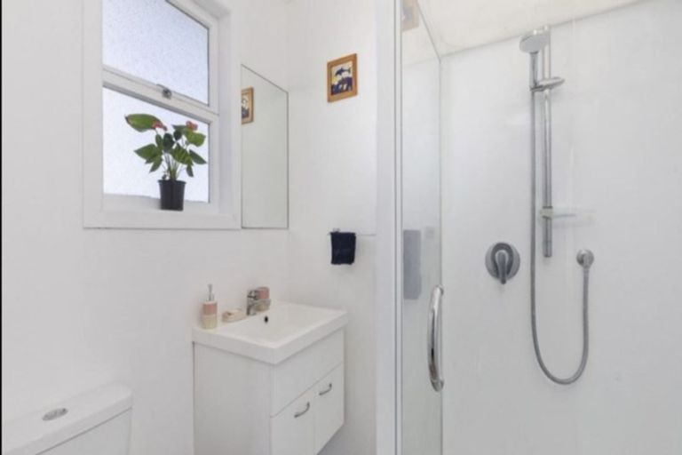 Photo of property in 1/412 East Coast Road, Sunnynook, Auckland, 0630