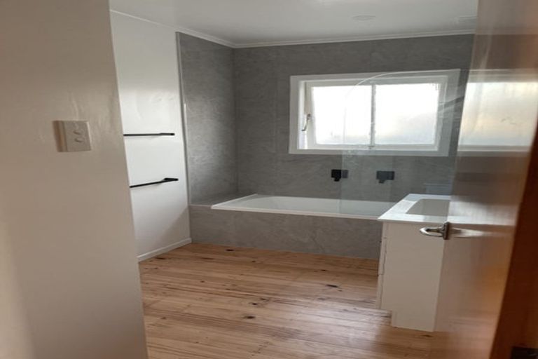 Photo of property in 35 Sandspit Road, Waiuku, 2123