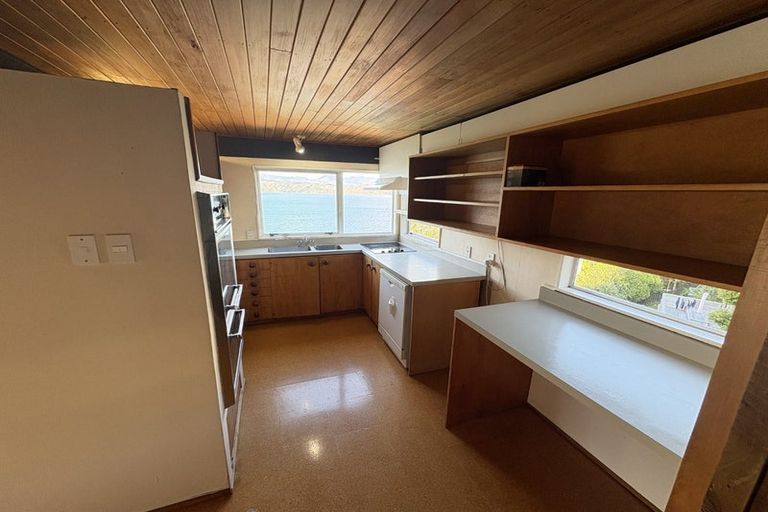 Photo of property in 28 Napier Street, Karaka Bays, Wellington, 6022