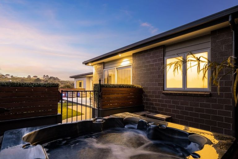 Photo of property in 17 Dusky Crescent, Aotea, Porirua, 5024