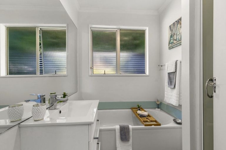 Photo of property in 3 Lomond Street, Newlands, Wellington, 6037